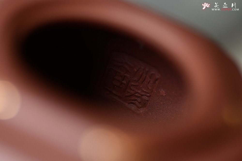 紫砂壶图片：潘小东全手新作 稳重大气 线条优美 宫灯提梁 描金装饰 - 宜兴紫砂壶网