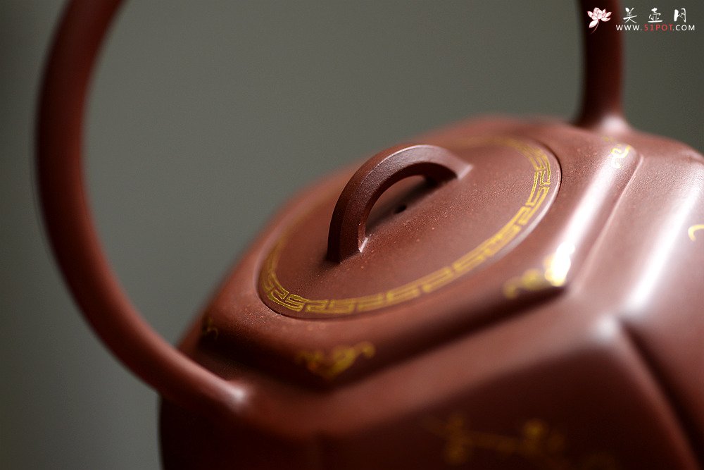 紫砂壶图片：潘小东全手新作 稳重大气 线条优美 宫灯提梁 描金装饰 - 宜兴紫砂壶网