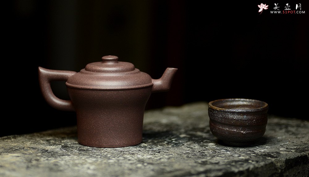 紫砂壶图片：淞庐作品 敦厚古朴 轻巧有动感 全手虎镦壶 高温老紫泥 - 宜兴紫砂壶网