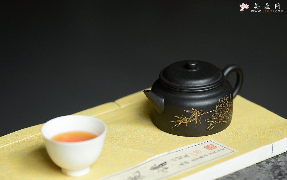 紫砂壶图片：瞿斌新品 秀气德中 油润黑料 重新演绎经典 - 宜兴紫砂壶网