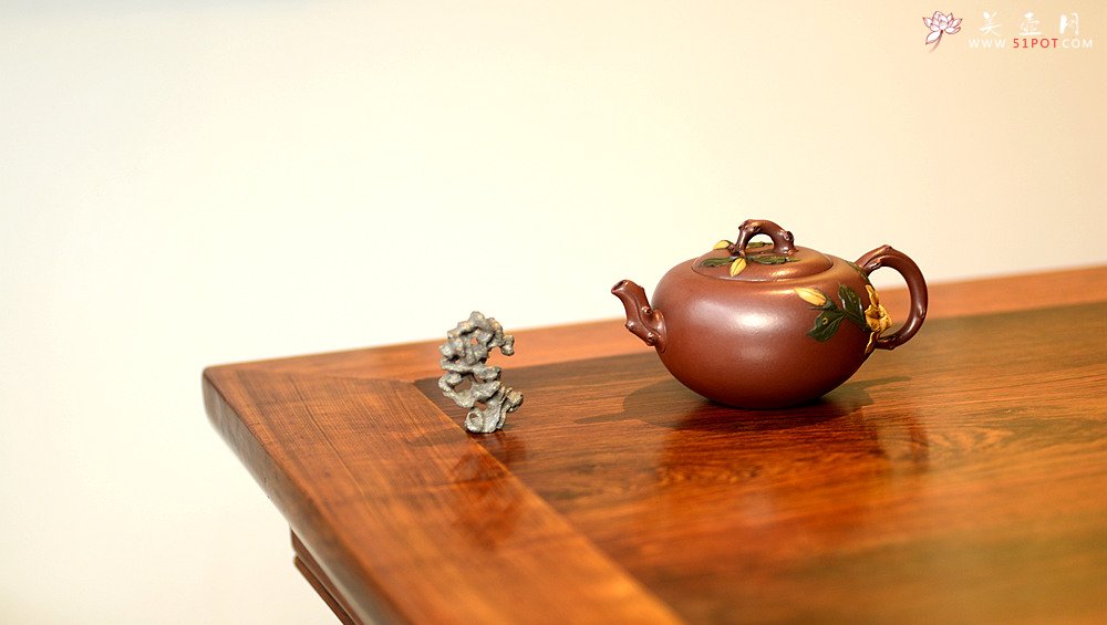 紫砂壶图片：贴叶精彩 细品 传统花货 花语喜悦 栀子花开 原创作品 孙伟强张新亚合作 - 宜兴紫砂壶网