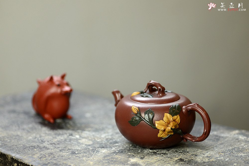 紫砂壶图片：贴叶精彩 细品 传统花货 花语喜悦 栀子花开 原创作品 孙伟强张新亚合作 - 宜兴紫砂壶网