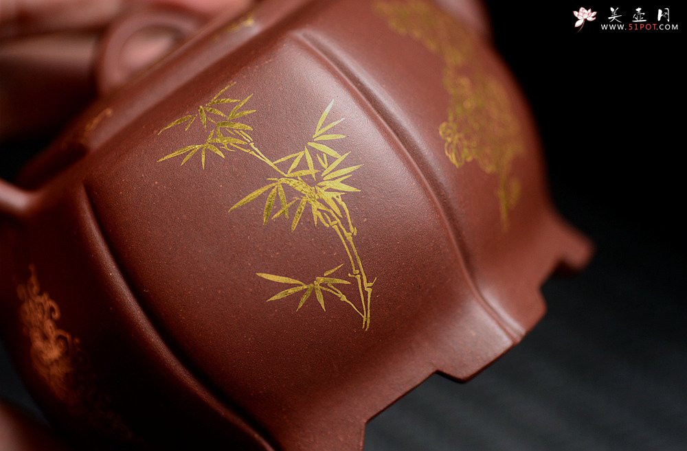 紫砂壶图片：潘小东全手新作 稳重大气 线条优美 宫灯提梁 描金装饰 - 宜兴紫砂壶网