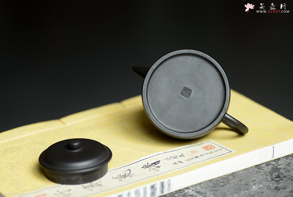 紫砂壶图片：瞿斌新品 秀气德中 油润黑料 重新演绎经典 - 宜兴紫砂壶网