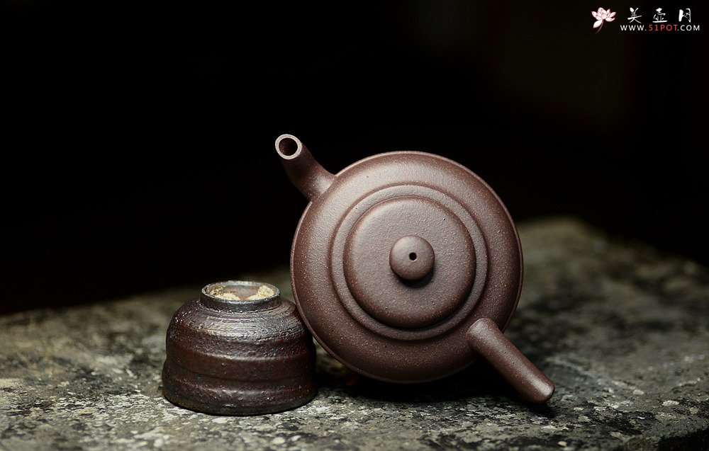 紫砂壶图片：淞庐作品 敦厚古朴 轻巧有动感 全手虎镦壶 高温老紫泥 - 宜兴紫砂壶网