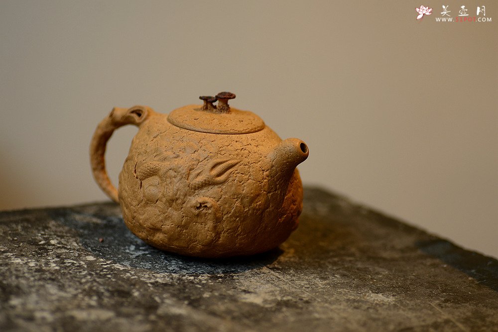 紫砂壶图片：古拙大气 全手游龙龚春 谢多莲作品 - 宜兴紫砂壶网