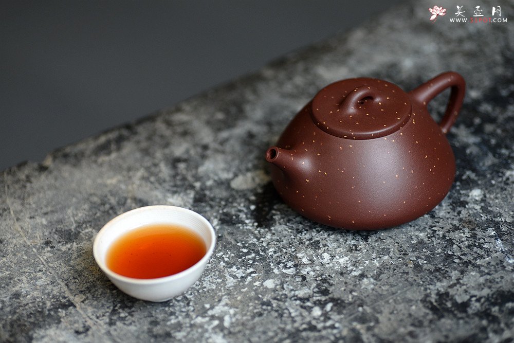 紫砂壶图片：曲峰老师全手工演绎经典 铺砂全手子冶石瓢 骨肉均挺 传统耐品 - 宜兴紫砂壶网