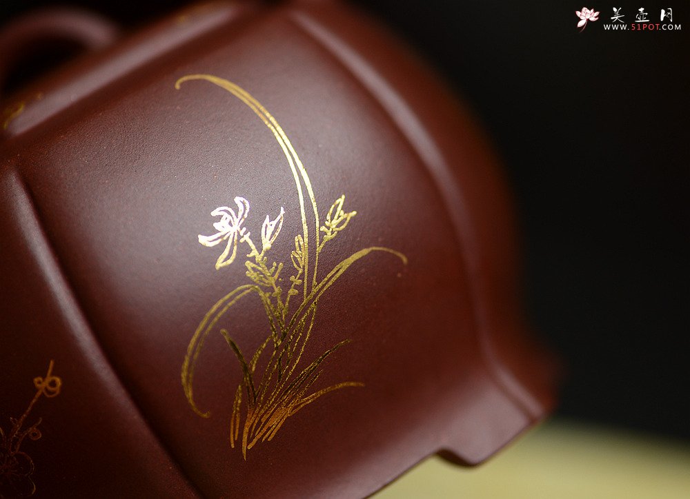 紫砂壶图片：潘小东全手新作 稳重大气 线条优美 宫灯提梁 描金装饰 - 宜兴紫砂壶网