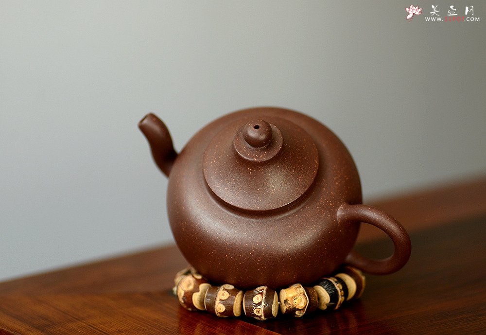 紫砂壶图片：淞庐作品 高雅简洁 线条流畅 全手笠帽  - 宜兴紫砂壶网