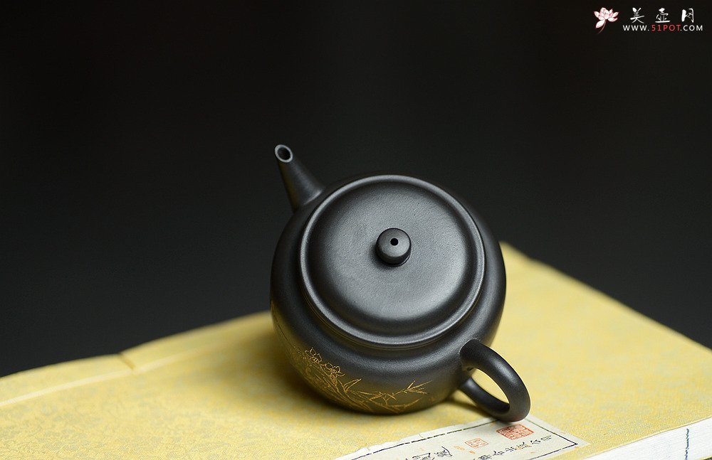 紫砂壶图片：瞿斌新品 秀气德中 油润黑料 重新演绎经典 - 宜兴紫砂壶网