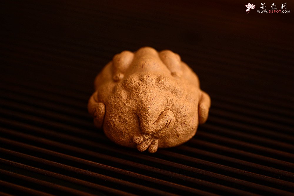 紫砂壶图片：李爱民精致茶宠 聚宝蟾 神态逼真 生动传神 招财纳福  - 宜兴紫砂壶网