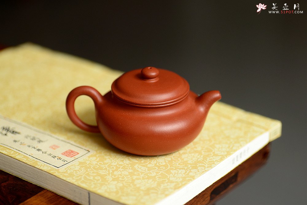 紫砂壶图片：手工练泥 矿质丰富 传统朱泥小仿古 夏日消暑利器 - 宜兴紫砂壶网