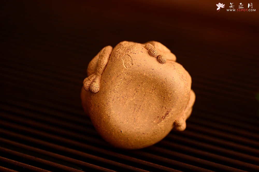 紫砂壶图片：李爱民精致茶宠 聚宝蟾 神态逼真 生动传神 招财纳福  - 宜兴紫砂壶网