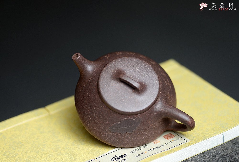 紫砂壶图片：周斌全手力作 知秋精炼刀法 蕉阴浓处烹新茶 全手大口石瓢 高温老紫泥 - 宜兴紫砂壶网