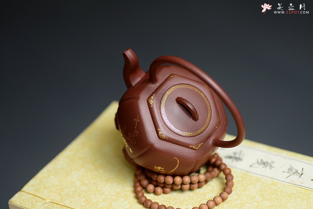 紫砂壶图片：潘小东全手新作 稳重大气 线条优美 宫灯提梁 描金装饰 - 宜兴紫砂壶网