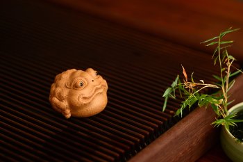 紫砂壶图片：李爱民精致茶宠 聚宝蟾 神态逼真 生动传神 招财纳福  - 宜兴紫砂壶网