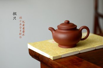 紫砂壶图片：油润老清水 顾小英新作 光素经典器形 全手掇只 挺拔厚重 - 宜兴紫砂壶网
