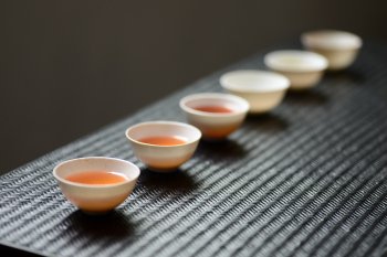 紫砂壶图片：定制精品 景德镇手工杯 柴烧自然落灰釉 每个不一样随机发货 - 宜兴紫砂壶网