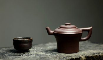 紫砂壶图片：淞庐作品 敦厚古朴 轻巧有动感 全手虎镦壶 高温老紫泥 - 宜兴紫砂壶网