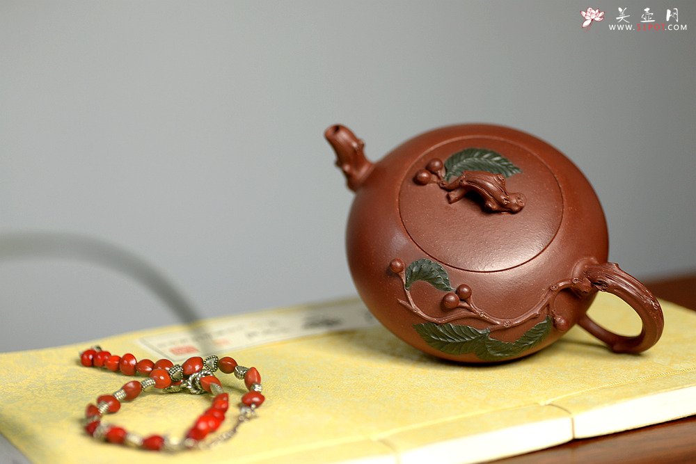 紫砂壶图片：红豆生南国 春来发几枝  孙伟强张新亚合作 原创作品 红豆  - 宜兴紫砂壶网