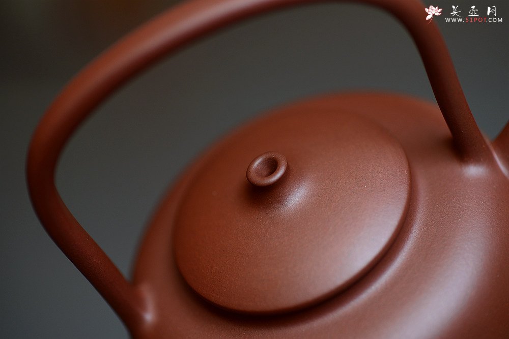 紫砂壶图片：饱满挺拔 圆润可人 于洪霞乙未年全手作品 童馨提梁 - 宜兴紫砂壶网
