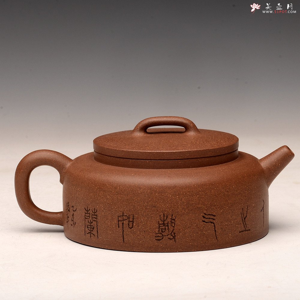 紫砂壶图片：詹黎明全手新品 王俊平装饰 圆润不失刚劲 文气周盘 - 宜兴紫砂壶网