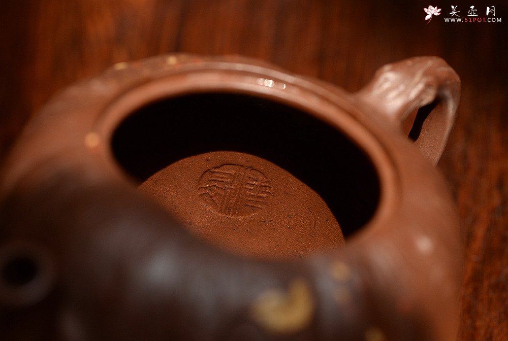 紫砂壶图片：花货新风尚  妙趣横生 潘丹初全手新作 树魂 - 宜兴紫砂壶网