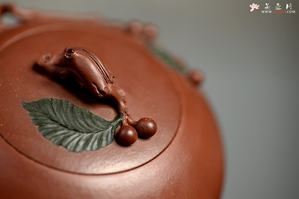 紫砂壶图片：红豆生南国 春来发几枝  孙伟强张新亚合作 原创作品 红豆  - 宜兴紫砂壶网