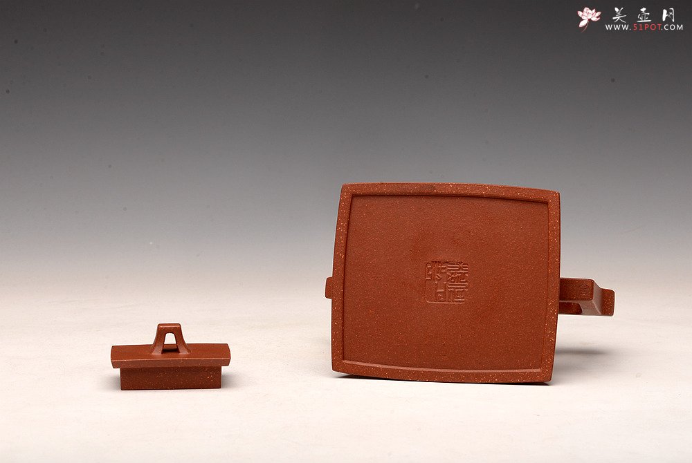 紫砂壶图片：强强联合 陈宏林装饰 苍劲刀法  降坡泥 全手方鈡 - 宜兴紫砂壶网