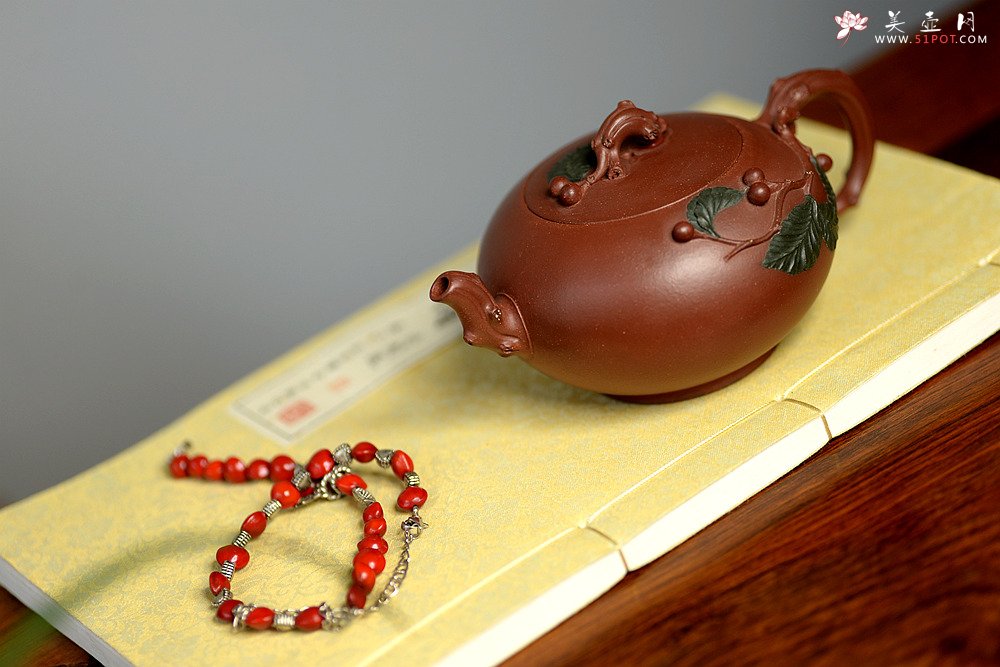 紫砂壶图片：红豆生南国 春来发几枝  孙伟强张新亚合作 原创作品 红豆  - 宜兴紫砂壶网