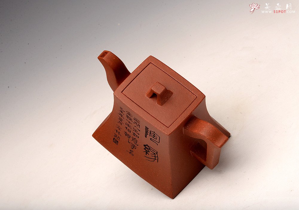 紫砂壶图片：强强联合 陈宏林装饰 苍劲刀法  降坡泥 全手方鈡 - 宜兴紫砂壶网