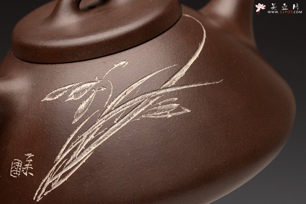 紫砂壶图片：陆轶舟精心装饰 汤红专代表作全手子冶石瓢 骨肉均挺 一厂黑星土 儒雅文气 - 宜兴紫砂壶网