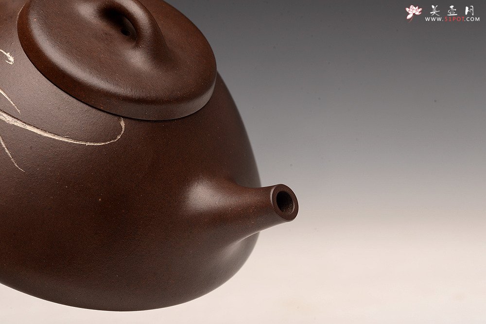 紫砂壶图片：陆轶舟精心装饰 汤红专代表作全手子冶石瓢 骨肉均挺 一厂黑星土 儒雅文气 - 宜兴紫砂壶网