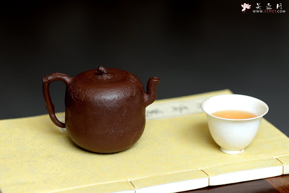 紫砂壶图片：潘丹初全手新作 泥‘玄’系列之玄石 古拙文气 如意灵芝 吉祥 - 宜兴紫砂壶网