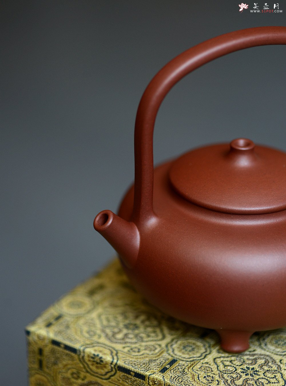 紫砂壶图片：饱满挺拔 圆润可人 于洪霞乙未年全手作品 童馨提梁 - 宜兴紫砂壶网