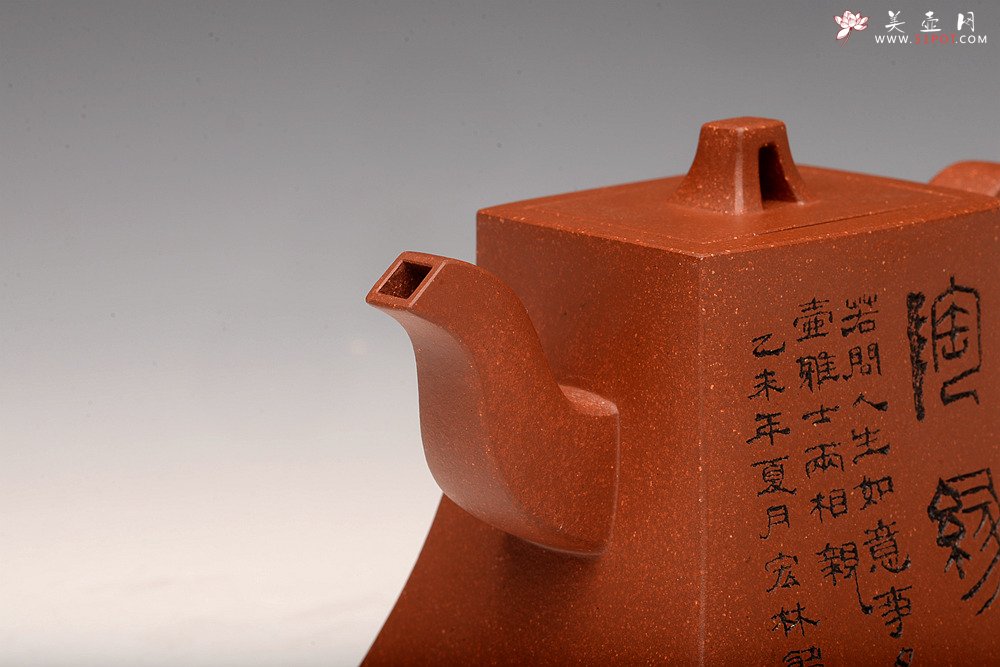 紫砂壶图片：强强联合 陈宏林装饰 苍劲刀法  降坡泥 全手方鈡 - 宜兴紫砂壶网