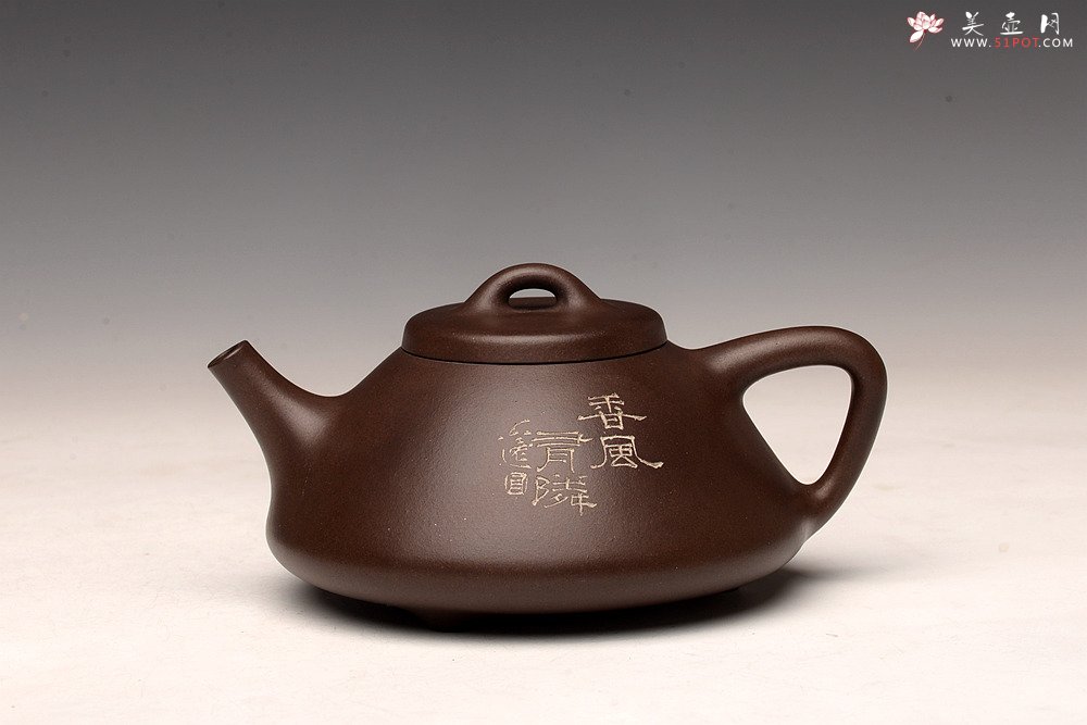 紫砂壶图片：陆轶舟精心装饰 汤红专代表作全手子冶石瓢 骨肉均挺 一厂黑星土 儒雅文气 - 宜兴紫砂壶网