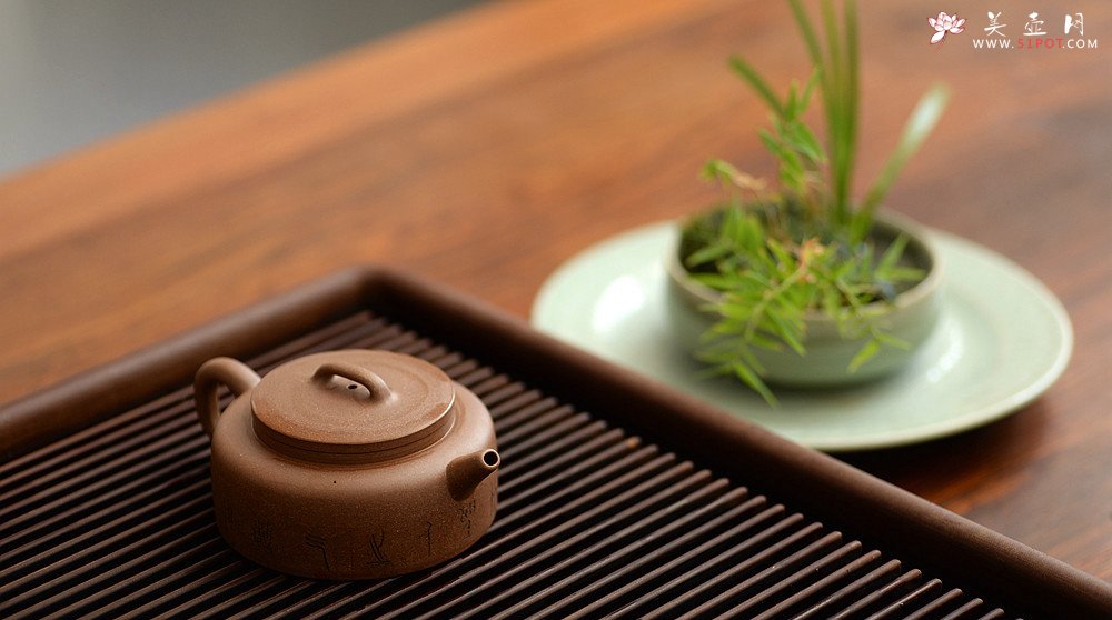 紫砂壶图片：詹黎明全手新品 王俊平装饰 圆润不失刚劲 文气周盘 - 宜兴紫砂壶网