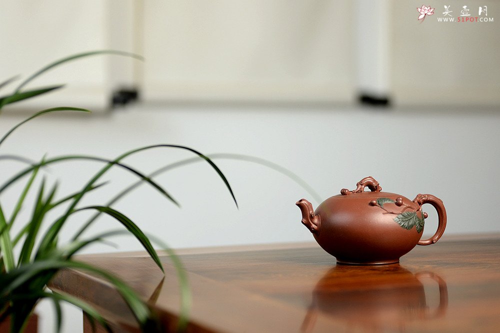 紫砂壶图片：红豆生南国 春来发几枝  孙伟强张新亚合作 原创作品 红豆  - 宜兴紫砂壶网