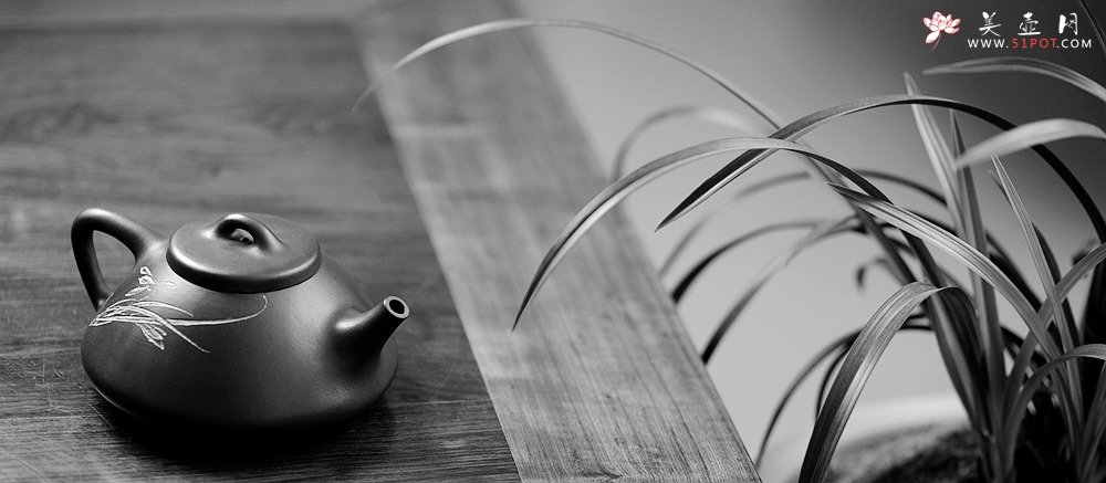 紫砂壶图片：陆轶舟精心装饰 汤红专代表作全手子冶石瓢 骨肉均挺 一厂黑星土 儒雅文气 - 宜兴紫砂壶网