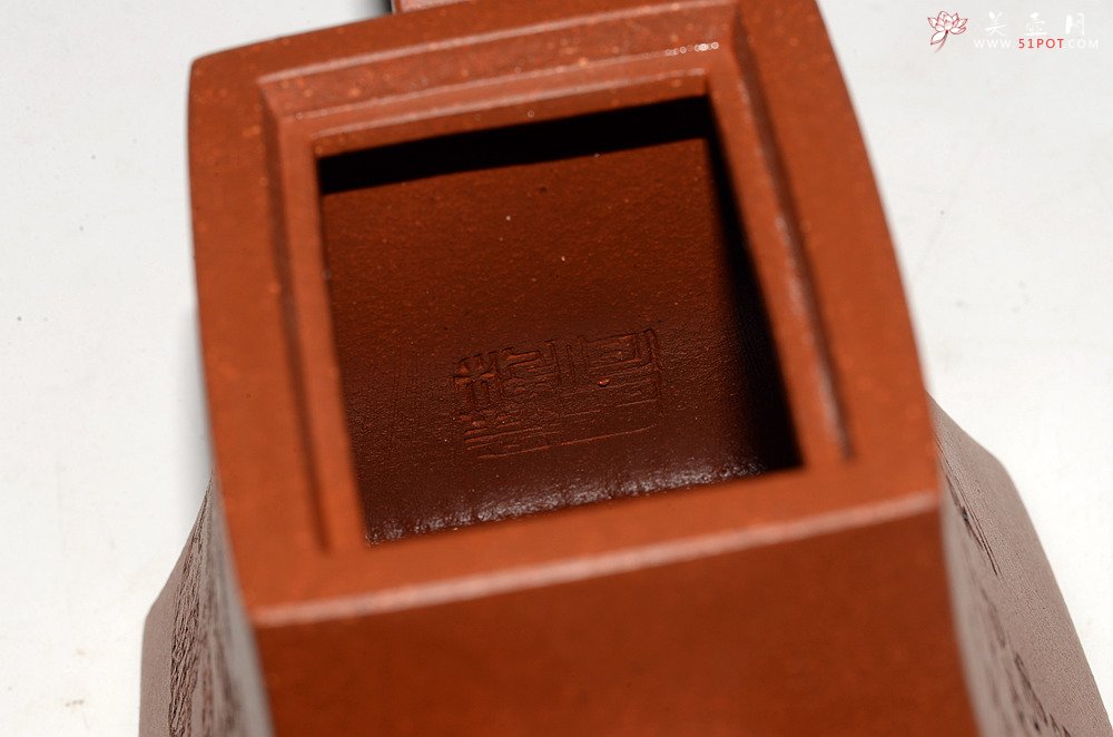 紫砂壶图片：强强联合 陈宏林装饰 苍劲刀法  降坡泥 全手方鈡 - 宜兴紫砂壶网