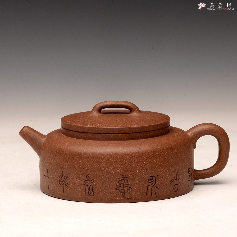 紫砂壶图片：詹黎明全手新品 王俊平装饰 圆润不失刚劲 文气周盘 - 宜兴紫砂壶网