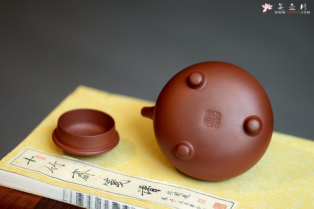 紫砂壶图片：饱满挺拔 圆润可人 于洪霞乙未年全手作品 童馨提梁 - 宜兴紫砂壶网