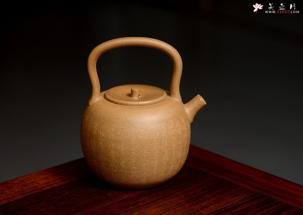 紫砂壶图片：淞庐原创作品 饱满挺拔 雅致文气 全手心经提梁 可以烧水的巨轮 - 宜兴紫砂壶网