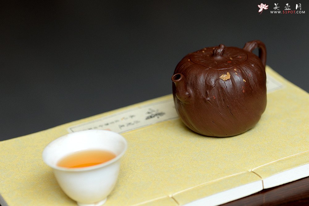 紫砂壶图片：花货新风尚  妙趣横生 潘丹初全手新作 树魂 - 宜兴紫砂壶网