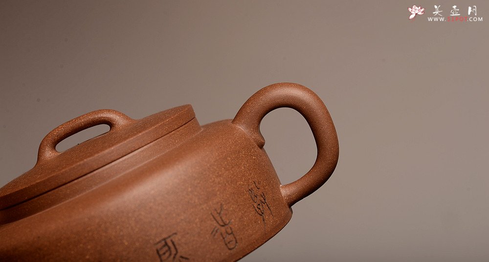 紫砂壶图片：詹黎明全手新品 王俊平装饰 圆润不失刚劲 文气周盘 - 宜兴紫砂壶网