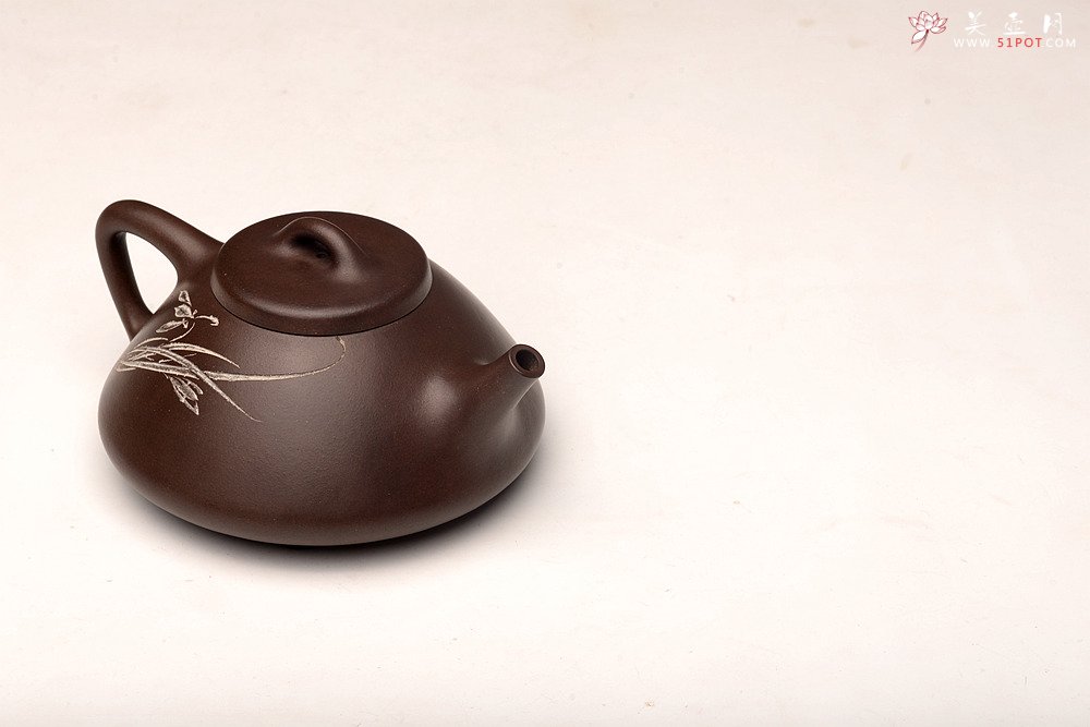 紫砂壶图片：陆轶舟精心装饰 汤红专代表作全手子冶石瓢 骨肉均挺 一厂黑星土 儒雅文气 - 宜兴紫砂壶网