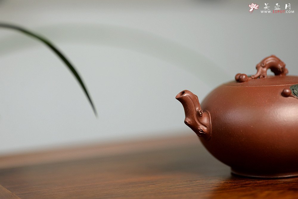 紫砂壶图片：红豆生南国 春来发几枝  孙伟强张新亚合作 原创作品 红豆  - 宜兴紫砂壶网