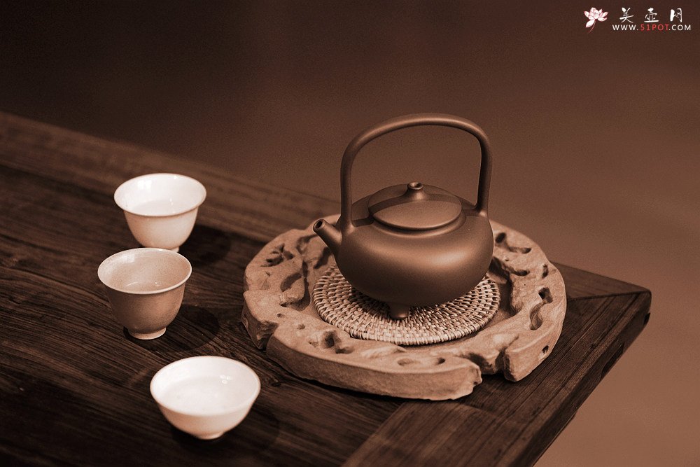 紫砂壶图片：饱满挺拔 圆润可人 于洪霞乙未年全手作品 童馨提梁 - 宜兴紫砂壶网