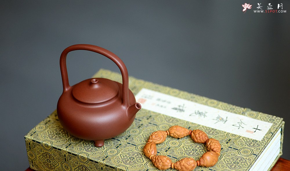 紫砂壶图片：饱满挺拔 圆润可人 于洪霞乙未年全手作品 童馨提梁 - 宜兴紫砂壶网